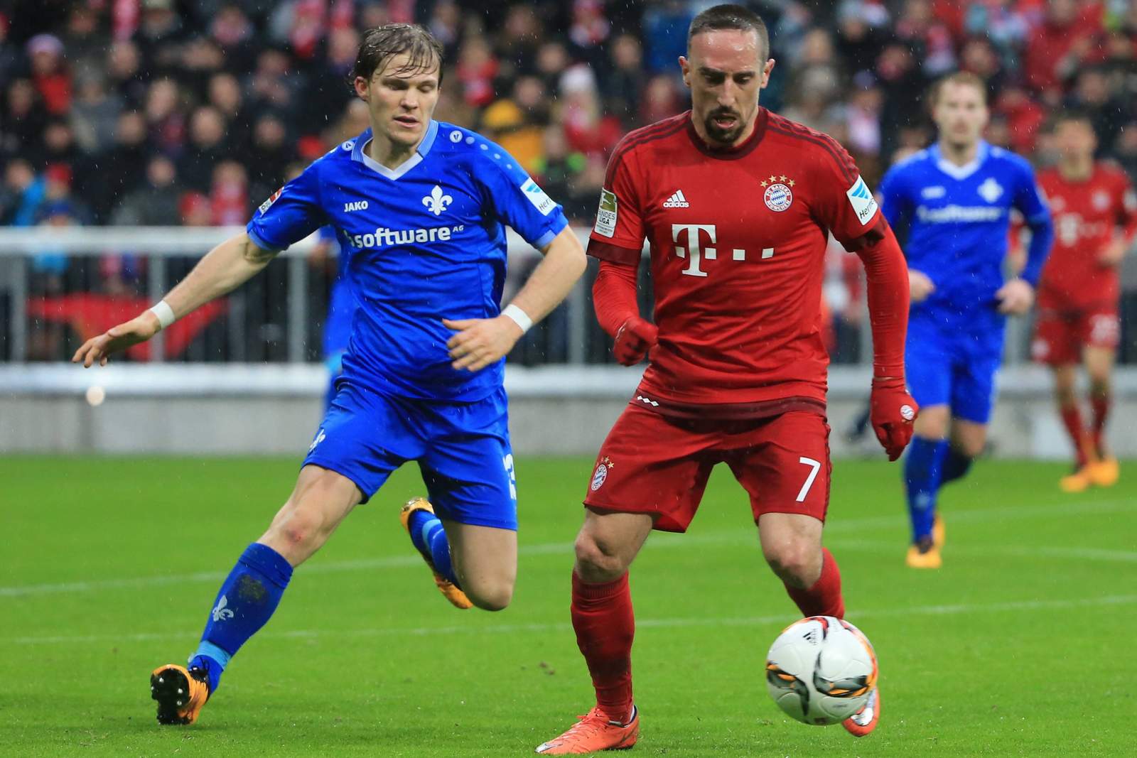 Jungwirth Ribery Darmstadt FC Bayern Bundesliga Ribery schirmt den Ball gegen Jungwirth ab. Jetzt auf Darmstadt gegen FC Bayern wetten!