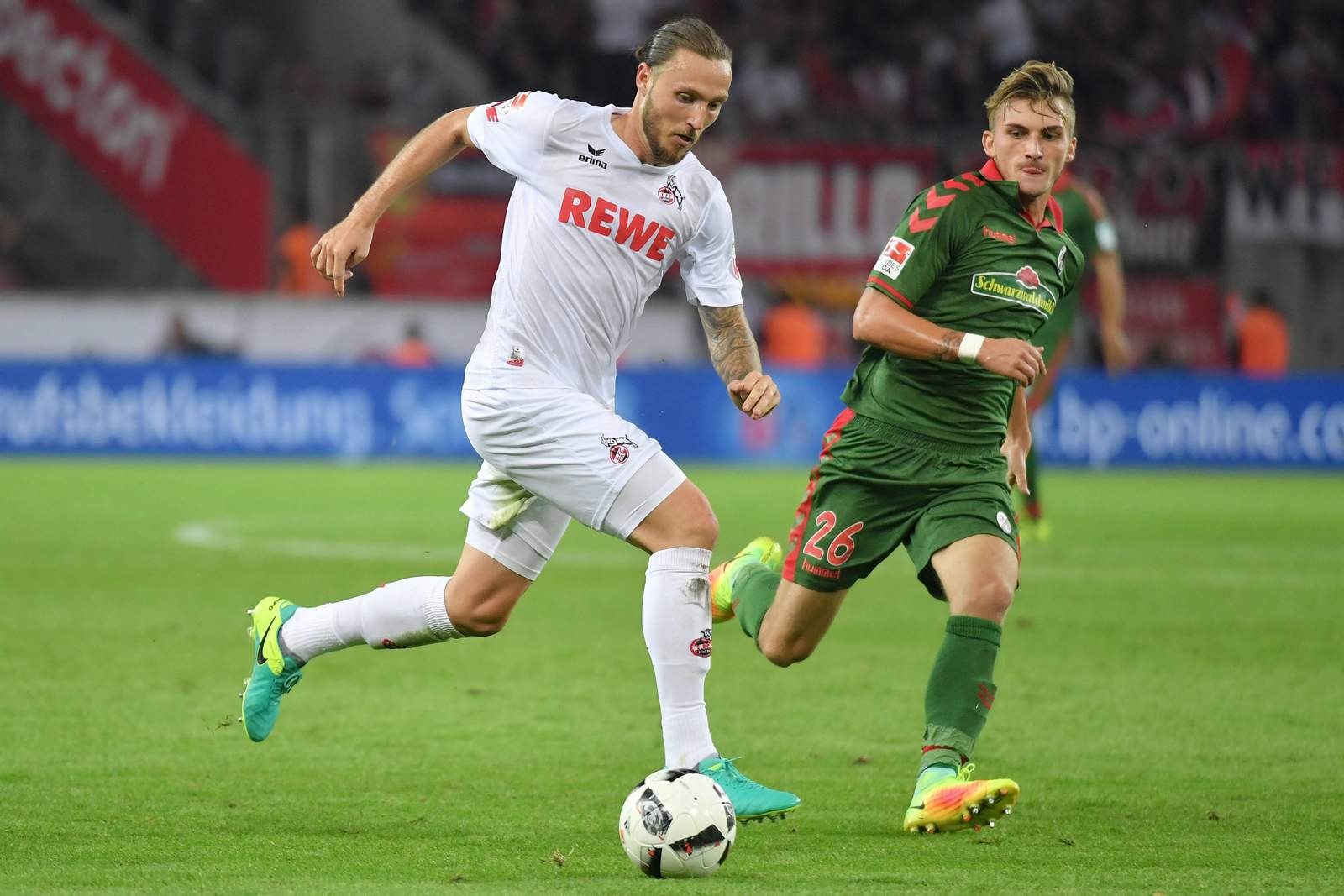 Höger Philipp Freiburg Köln Bundesliga Marco Höger im Laufduell mit Maxi Philipp, Jetzt auf Freiburg gegen Köln wetten!