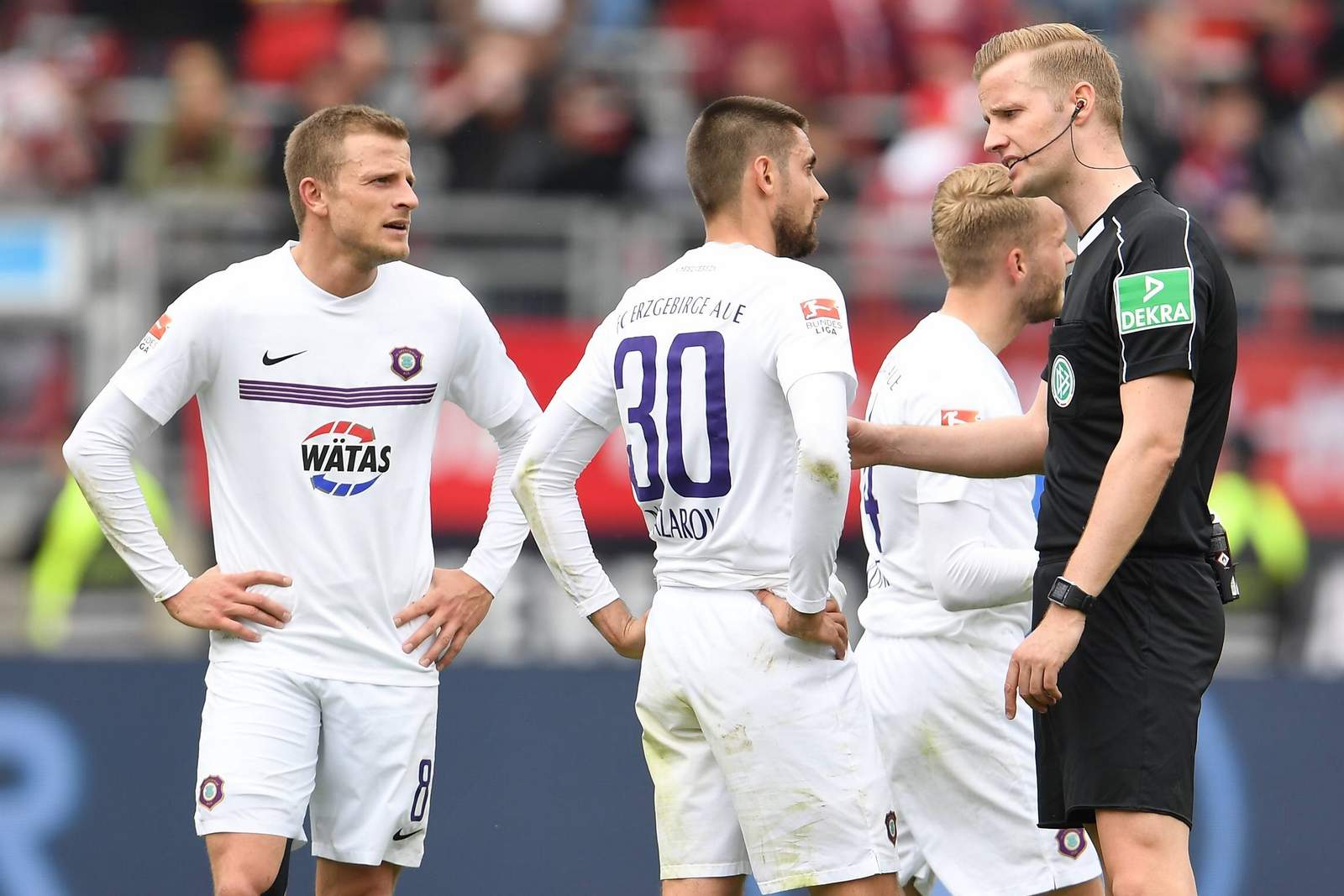 Adler Nazarov Erzgebirge Aue 2.Bundesliga Schiedsrichter Arne Aarnink verweigerte Aue zwei Elfmeter.