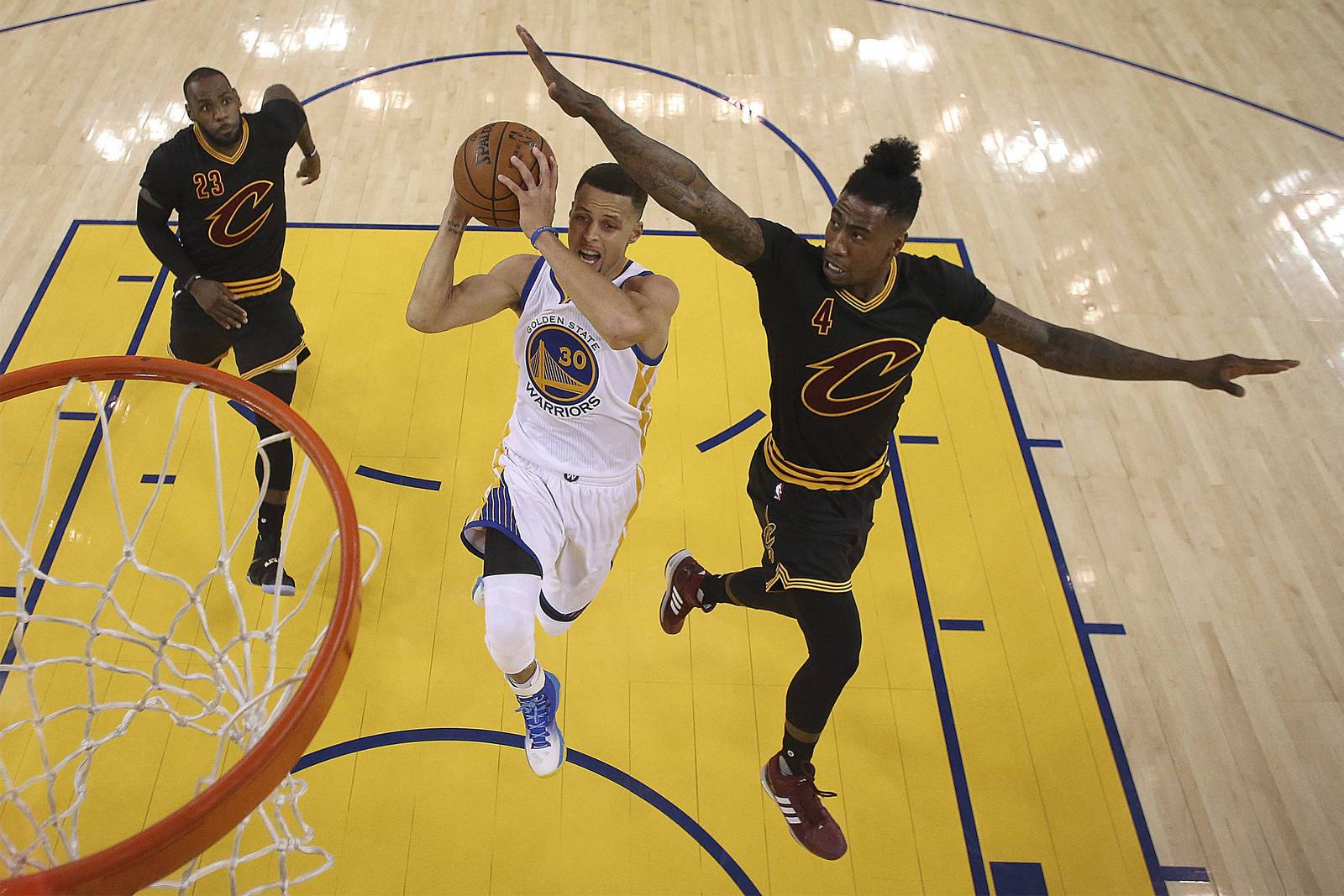 Curry Shumpert James NBA Playoffs 2017 Iman Shumpert versucht den Block gegen Steph Curry. LeBron James kommt zu spät.