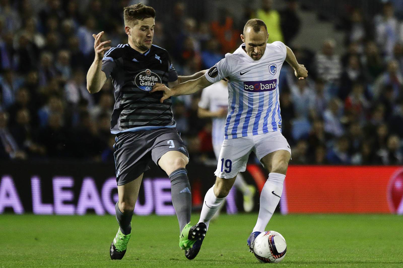 Buffel Fontas Genk Celta Vigo Europa League Zweikampf zwischen Tomas Buffel und Andreu Fontas. Jetzt auf KRC Genk gegen Celta Vigo wetten!
