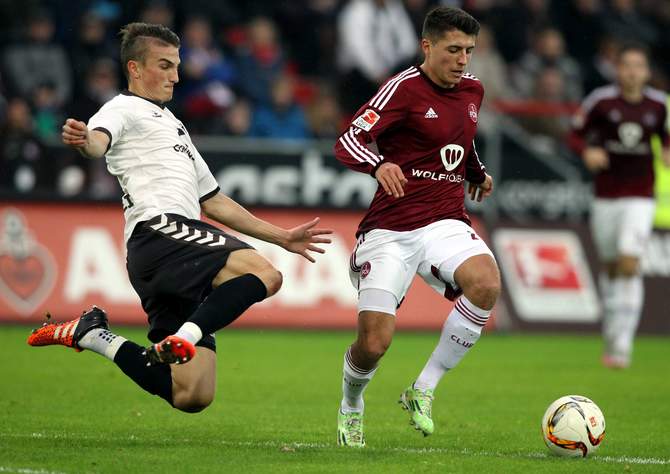 Alessandro Schöpf gegen St. Pauli am Ball