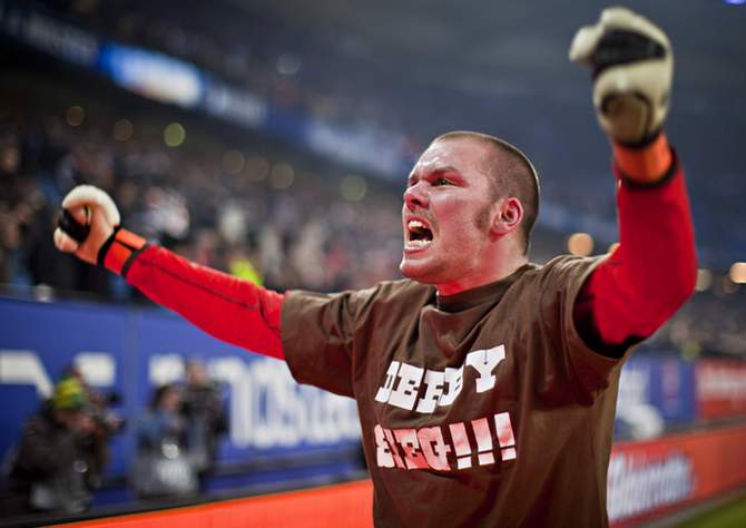 Benedikt Pliquett jubelt nach Derbysieg gegen HSV