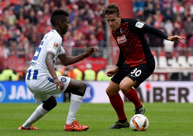 Christian Günter im Zweikampf mit Karlsruhes Barry 