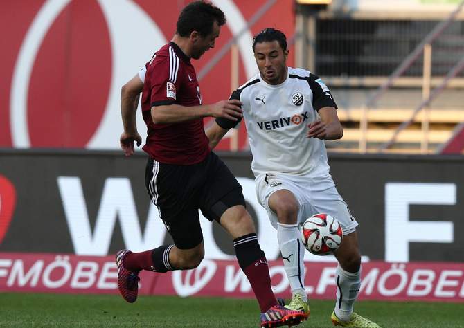 Even Hovland im Duell mit Aziz Bouhaddouz