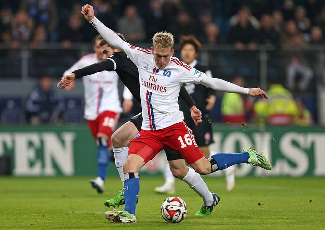 Artjoms Rudnevs schießt für den HSV aufs Tor