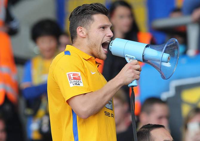 Mirko Boland jubelt per Megafon mit den Braunschweig Fans