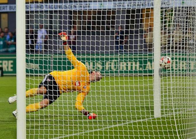 Raphael Schäfer vom 1. FC Nürnberg kassiert ein Tor