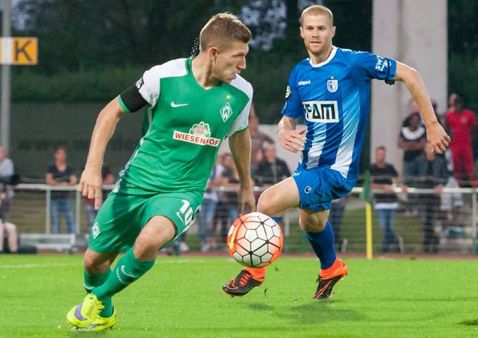 Levent Aycicek von Werder Bremen gewinnt Zweikampf