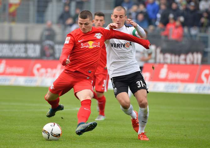 Leipzigs Marcel Sabitzer ist vor dem Sandhäuser Stefan Kulovits am Ball.