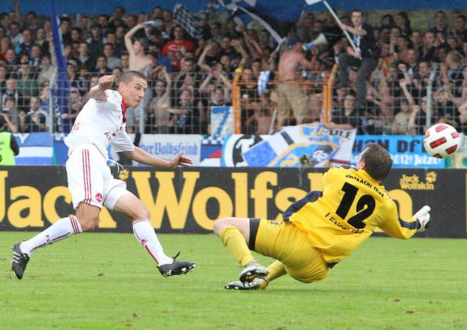 Marek Mintal erzielt ein Tor gegen Markus Pröll