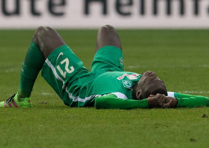 Anthony Ujah von Werder Bremen am Boden