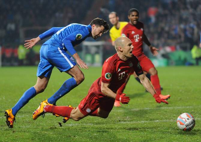 Arjen Robben Schwalbe gegen Jan Simunek im Pokal beim VfL Bochum