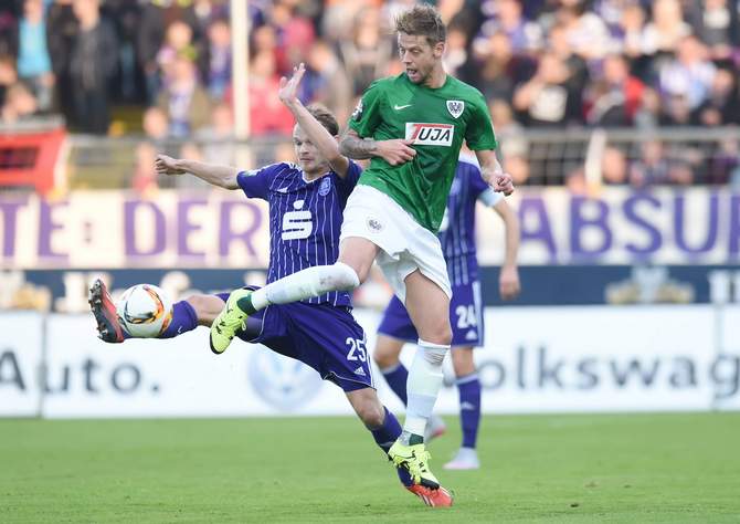Marcel Reichwein im Duell mit Christian Groß. Unser Tipp: Osnabrück steigt in der Relegation auf.