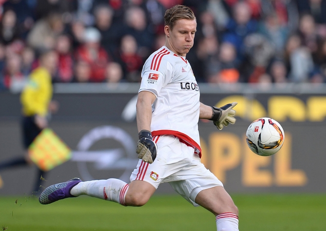Bernd Leno von Bayer Leverkusen beim Abschlag