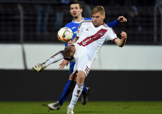 Hanno Behrens von Nürnberg im Zweikampf mit Jerome Gondorf von Darmstadt