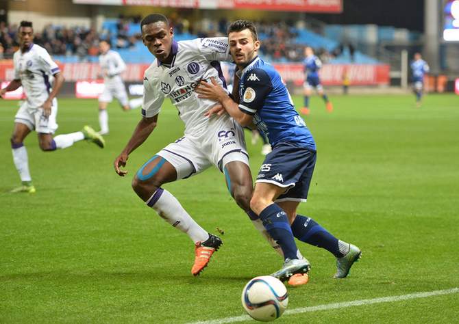 Issa Diop vom FC Toulose gewinnt einen Zweikampf