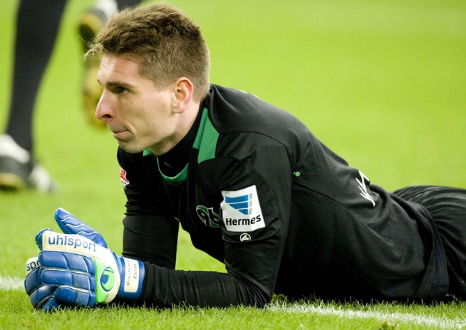 Nationaltorwart Ron-Robert Zieler verzweifelt am Boden.