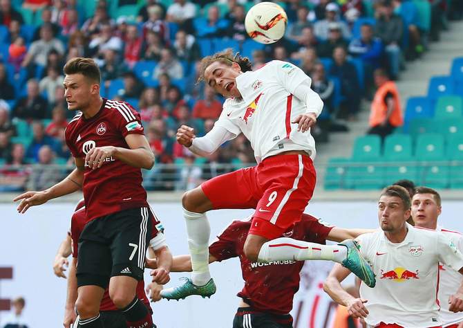 Yussuf Poulsen im Kopfballduell mit Danny Blum.