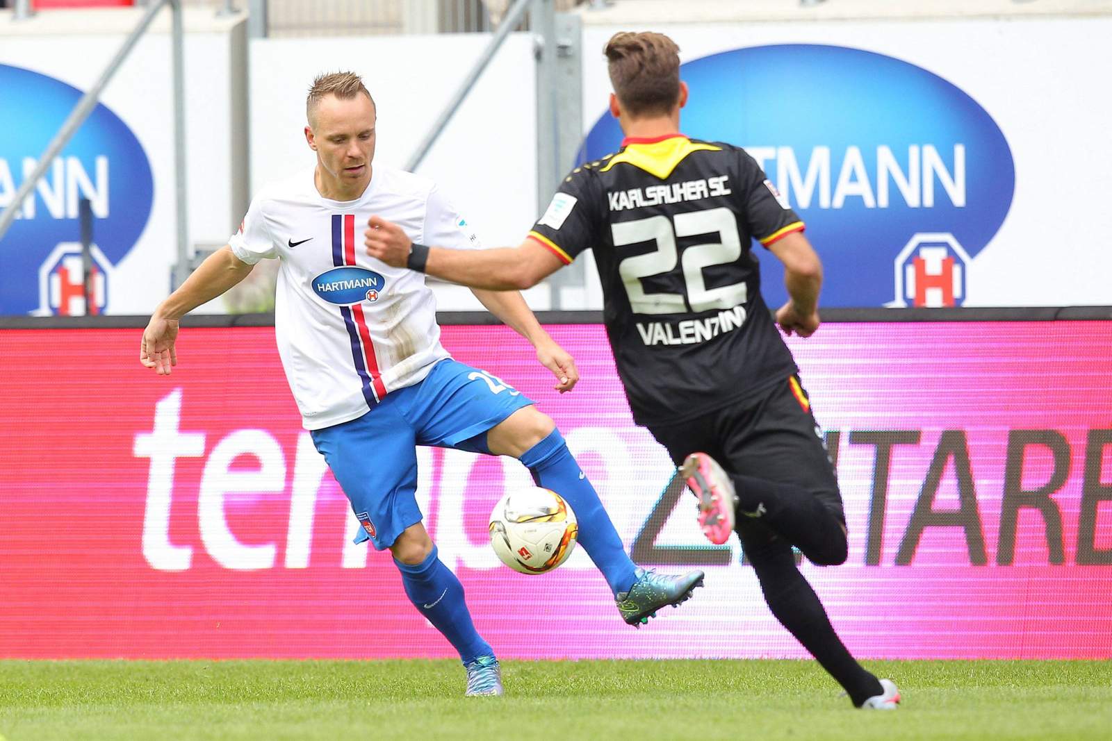Feick Heidenheim 2.Bundesliga Arne Feick im Zweikampf mit Enrico Valentini.
