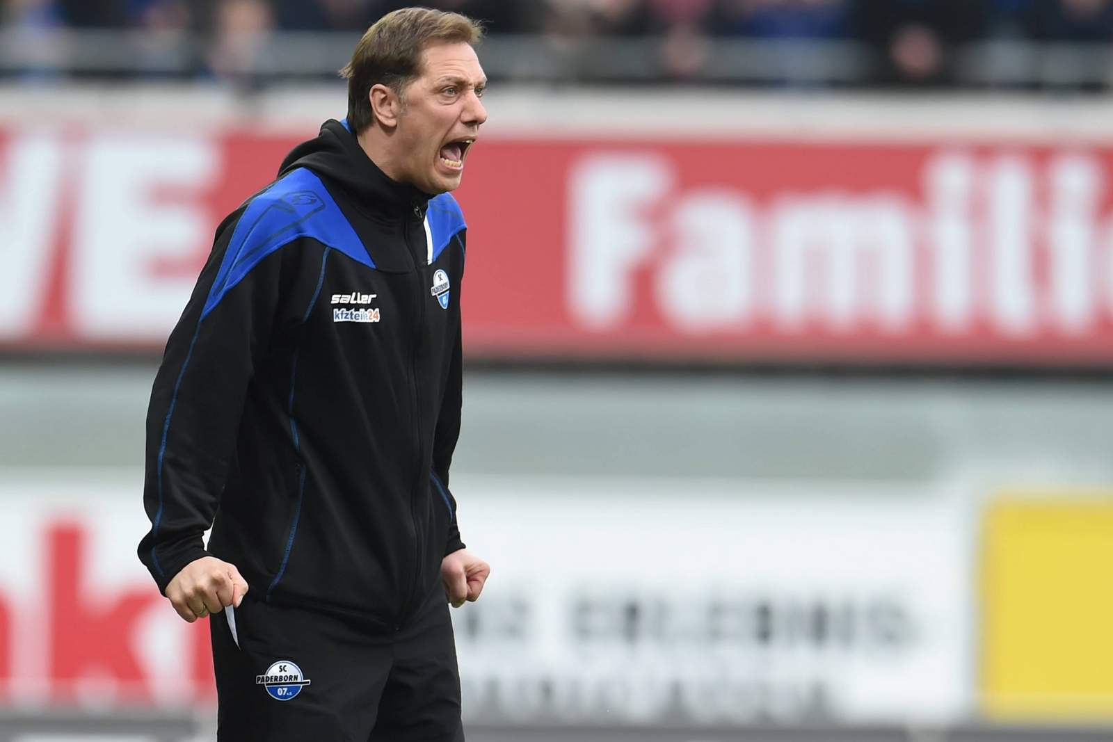 René Müller Paderborn Trainer 3. Liga Voller Einsatz an der Seitenlinie: Paderborns Trainer René Müller.