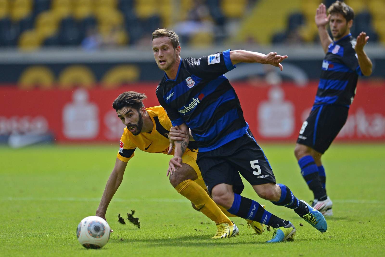 Aouida Dynamo Dresden Konrad FSV Frankfurt 2. Bundesliga Zweikampf zwischen Aouida und Konrad