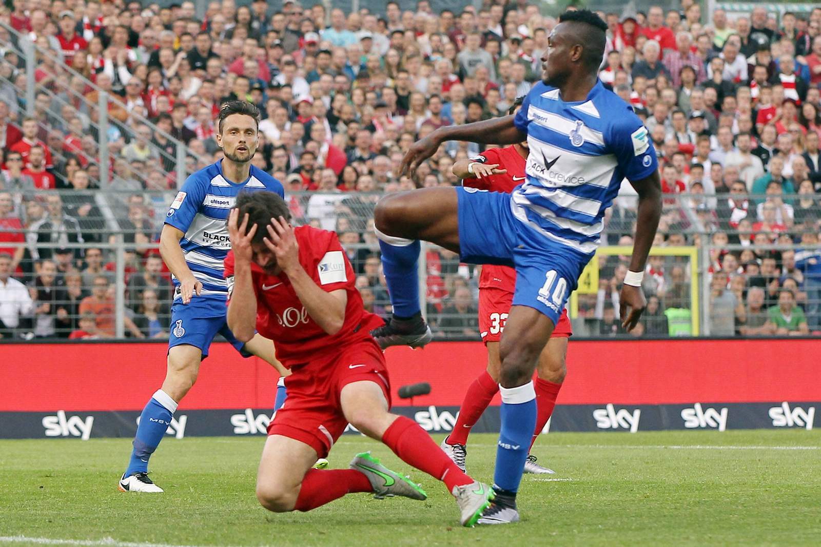 Onuegbu 3. Liga Münster Duisburg Wetten Tipp Kingsley Onuegbu trifft Würzburgs Peter Kurzweg im Gesicht.