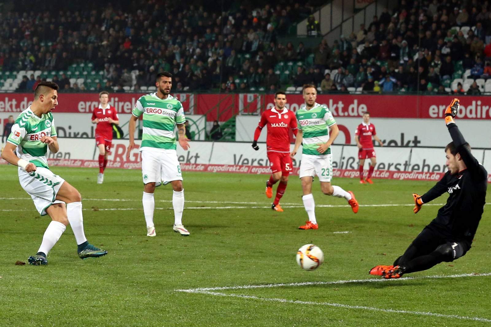 Zulj Norderstedt Fürth DFB-Pokal Robert Zulj beim Torschuss.