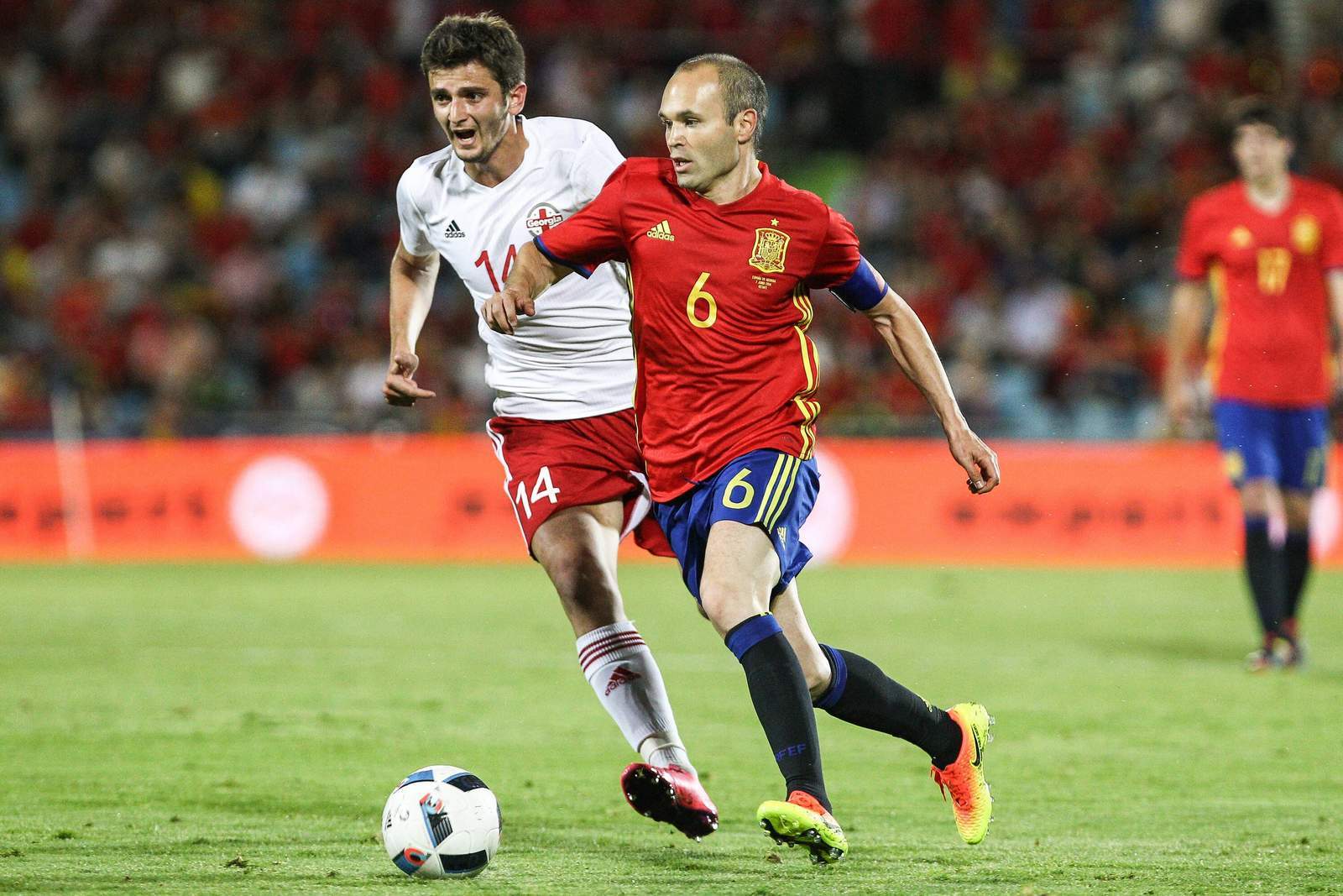 Gewinnt Iniesta wieder seinen Zweikampf? Unser Tipp: Spanien gewinnt gegen Tschechien