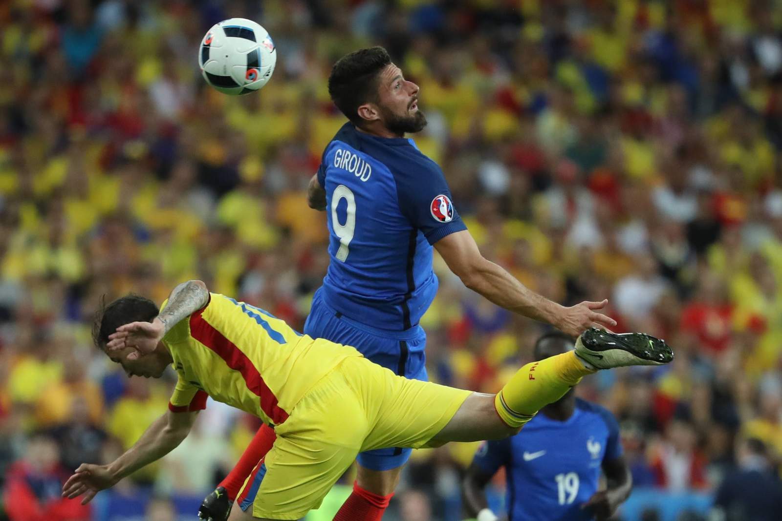 Olivier Giroud im Kopfballduell. Unser Tipp: Frankreich gewinnt gegen Portugal.