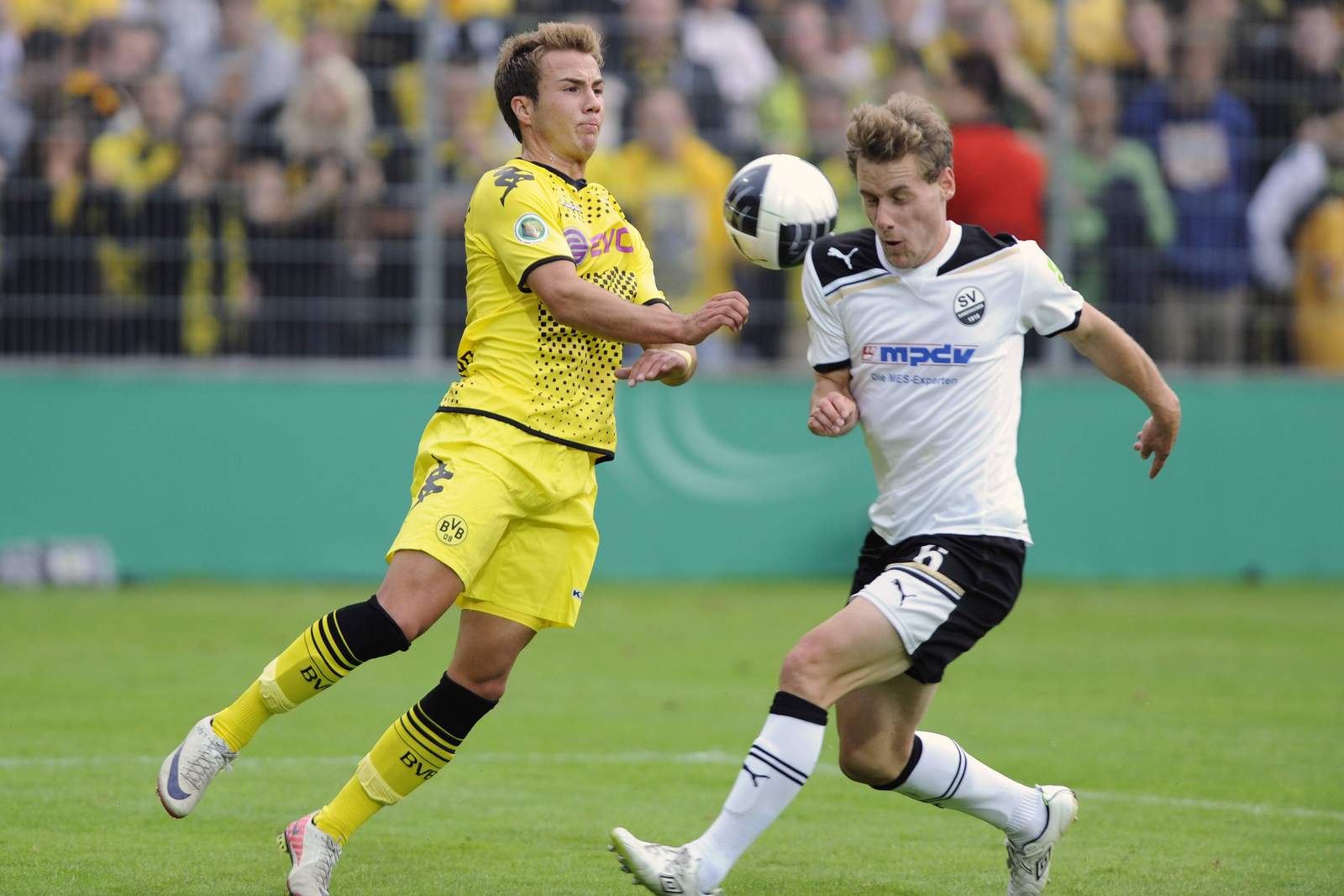 götze bvb halfar sandhausen dfb-pokal Mario Götze im Zweikampf mit Sören Halfar