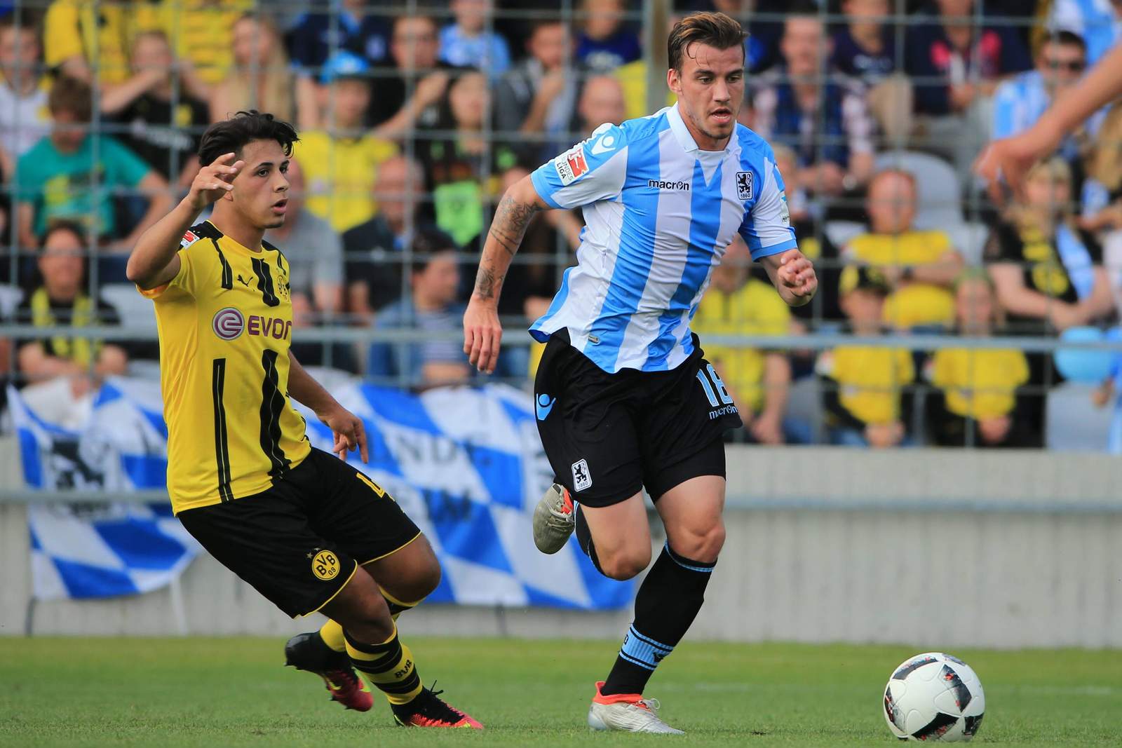 Nico Karger 1860 München 2. Bundesliga Nico Karger setzt sich im Testspiel gegen einen Dortmunder durch.