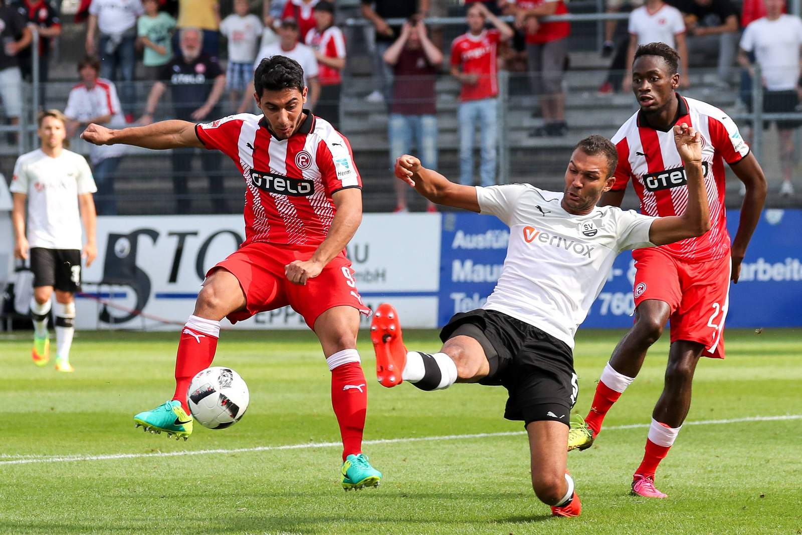 özkan yildirim, daniel gordon, fortuna düsseldorf, sv sandhausen, 2. bundesliga Özkan Yildirim im Duell mit Daniel Gordon. Wechselt Yidirim nach Braunschweig?
