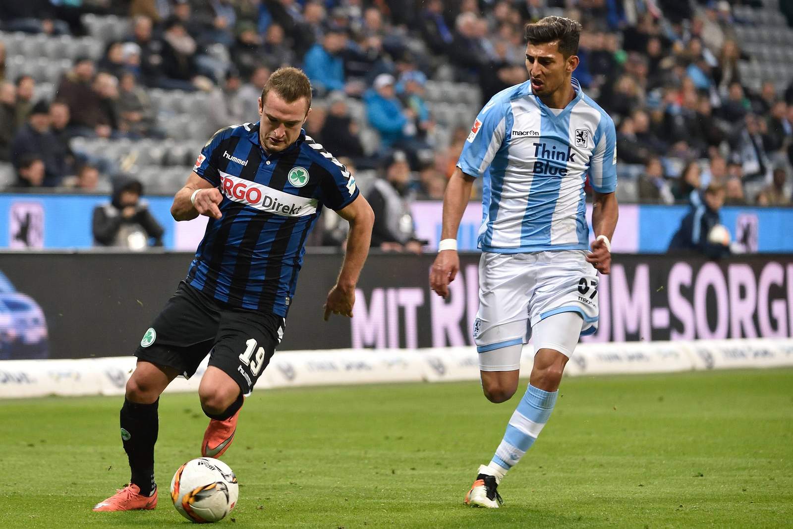 Yegenoglu 1860 München Berisha Fürth 2. Bundesliga Sertan Yegenoglu im Laufduell mit Veton Berisha von Greuther Fürth.