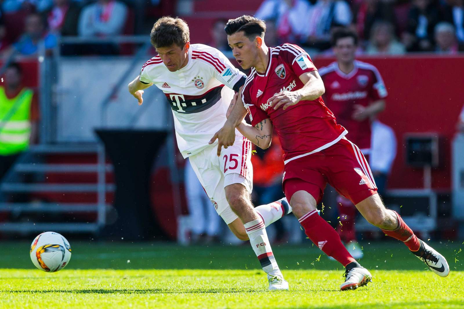 Müller Morales Ingolstadt Bayern Bundesliga Thomas Müller im Laufduell mit Alfredo Morales. Jetzt auf Ingolstadt gegen FC Bayern wetten!