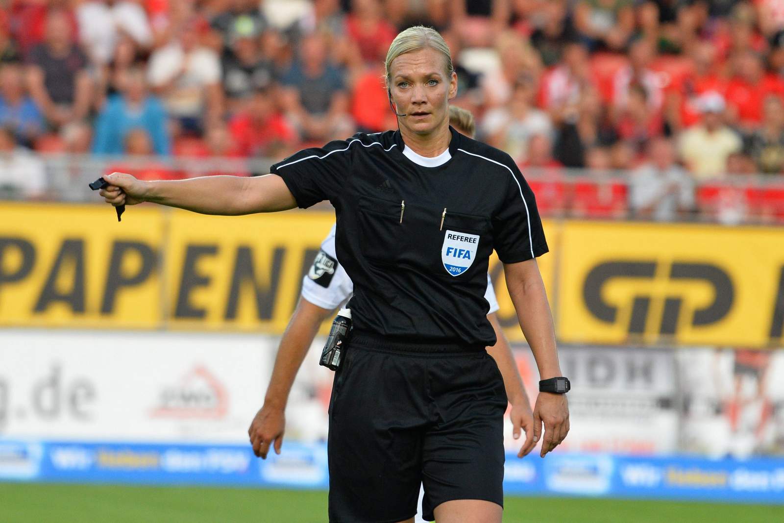 2. Bundesliga Bibiana Steinhaus Karlsruher SC Kaiserslautern 31. Spieltag DFB-Schiedsrichterin Bibiana Steinhaus