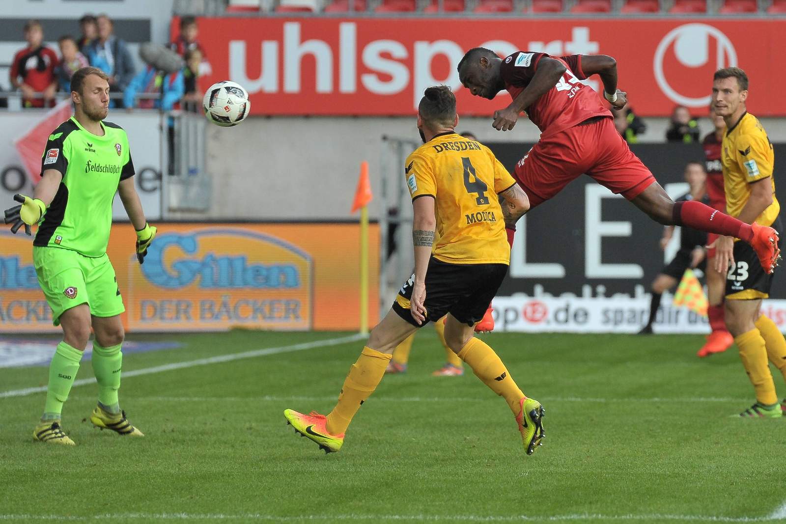 Jacques Zoua mit Kopfballtor gegen Dynamo dresden