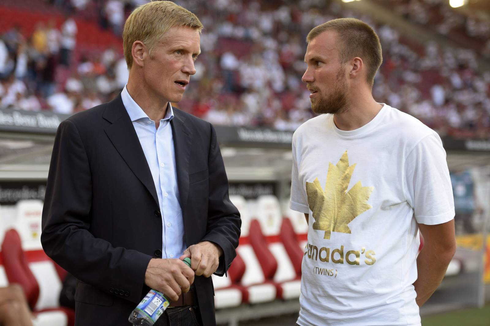 Schindelmeiser Großkreutz VfB Stuttgart 2.Bundesliga Jan Schindelmeiser im Gespräch mit Kevin Großkreutz.