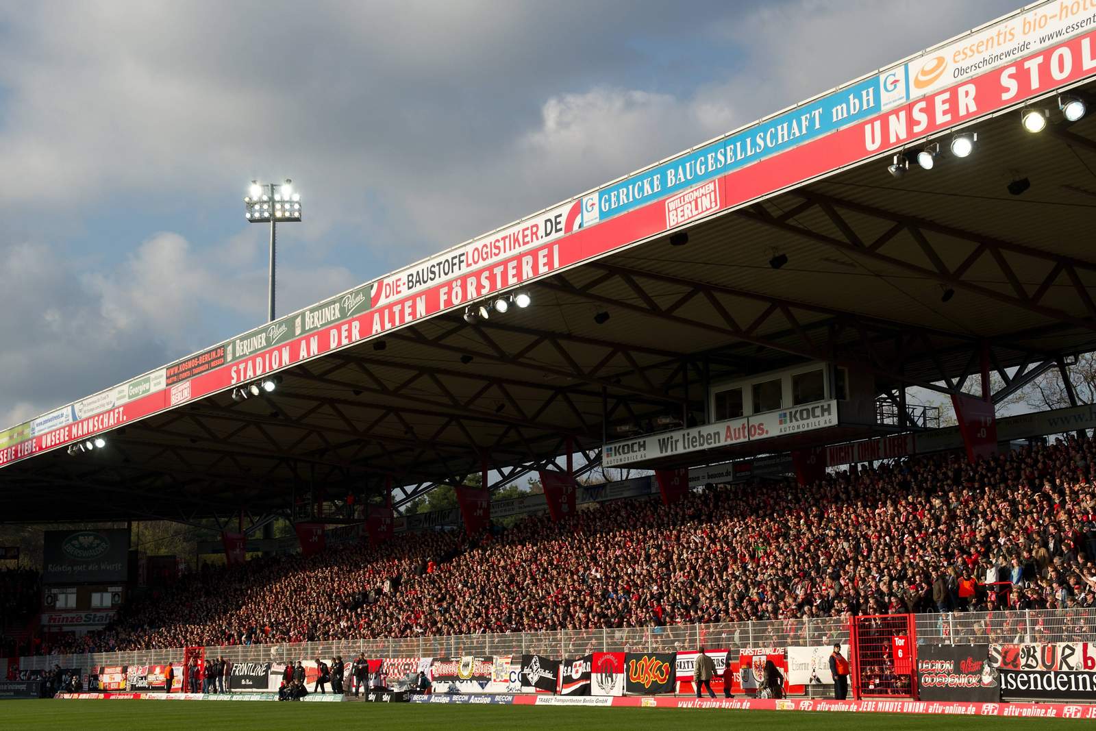 It's noisiest there and gets quite crowded. Union Berlin International Stadium - Union Berlin: Bald 35.000 Zuschauer in der Alten Försterei?