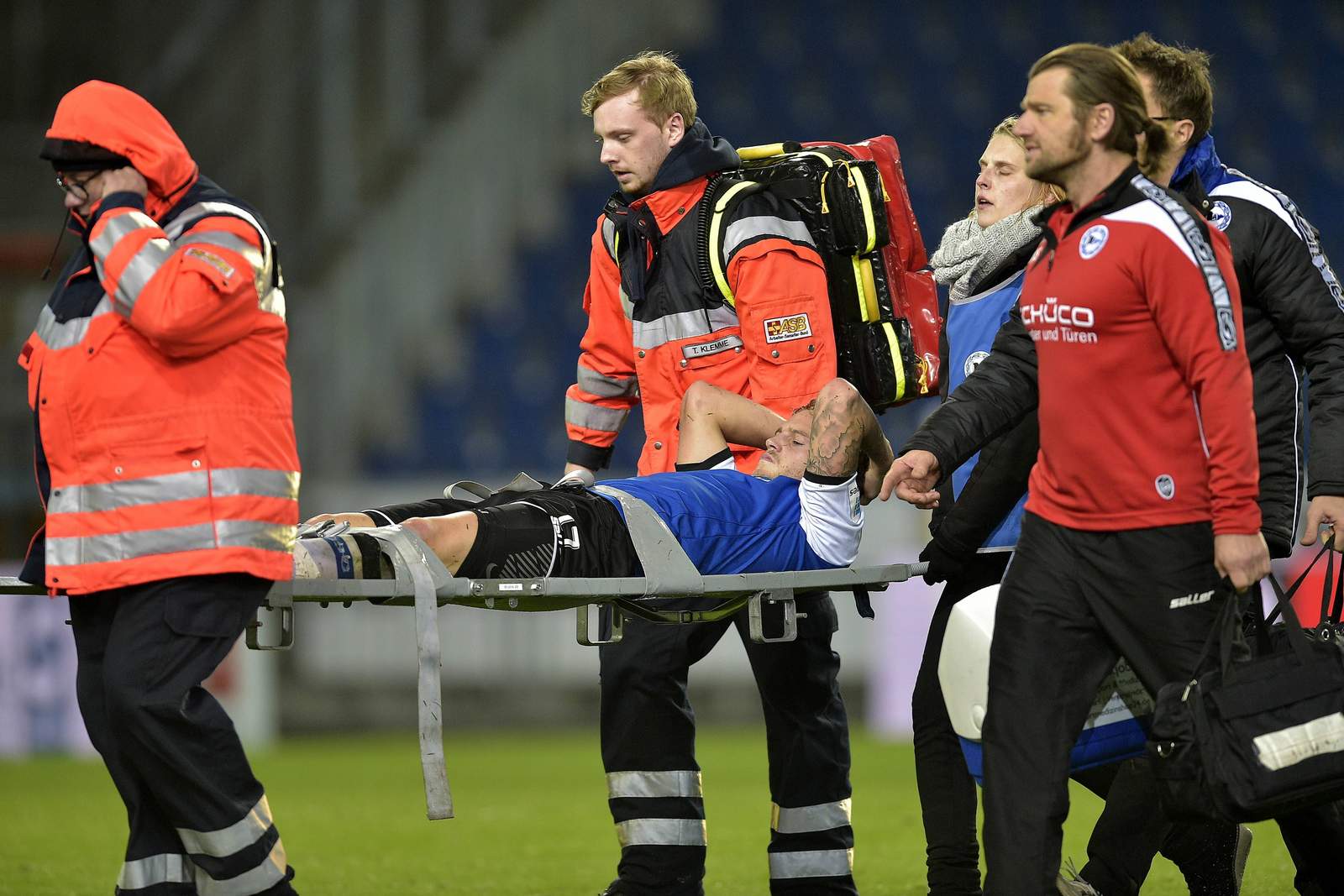 hemlein bielefeld 2.bundesliga Christoph Hemlein wird verletzt vom Platz getragen