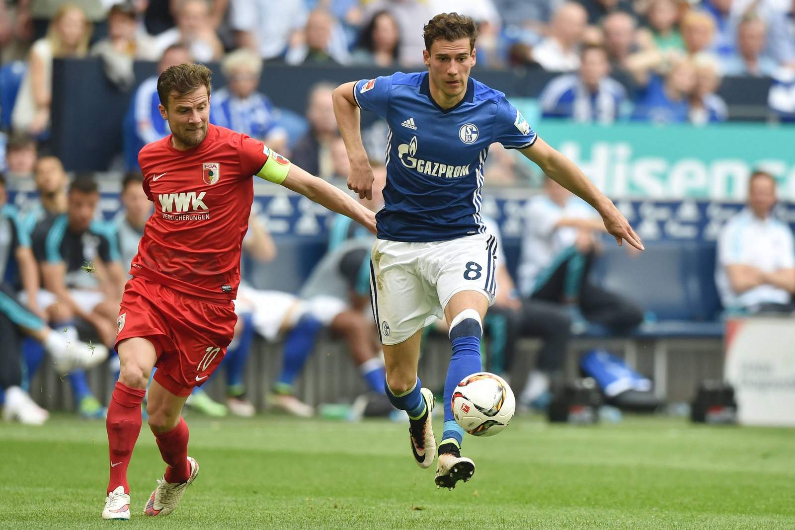 Baier Goretzka Augsburg Schalke Bundesliga Daniel Baier bedrängt Leon Goretzka. Jetzt auf Augsburg gegen Schalke wetten!
