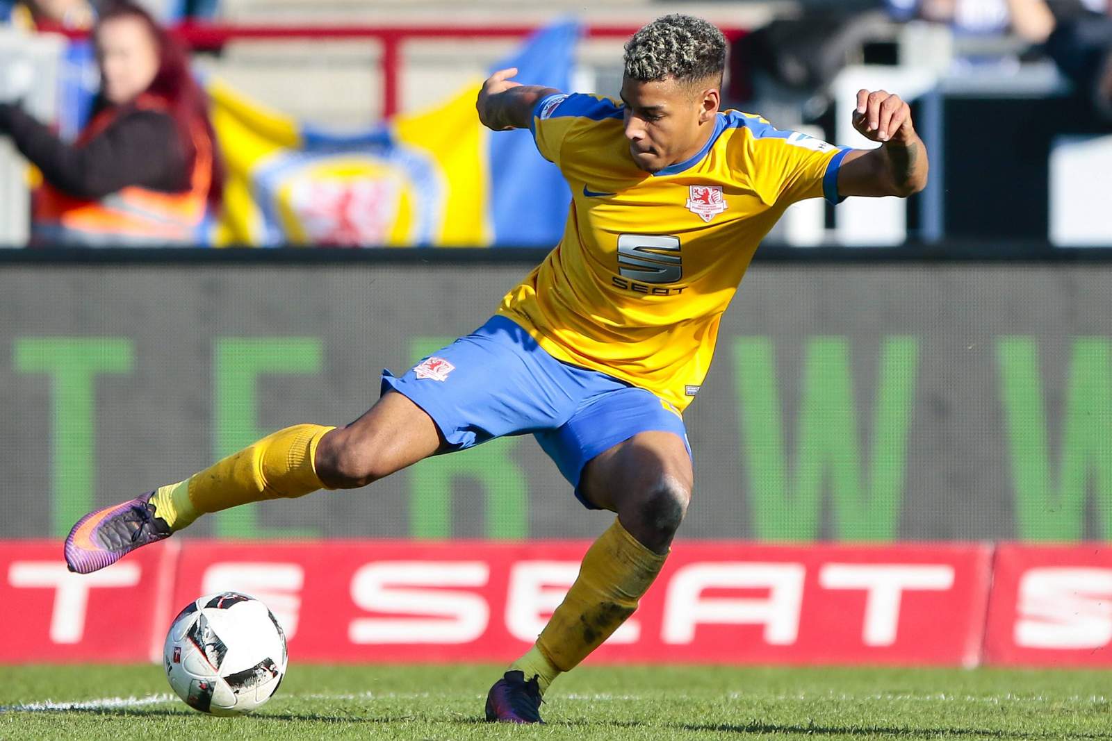 Onel Hernandez von Eintracht Braunschweig am Ball.