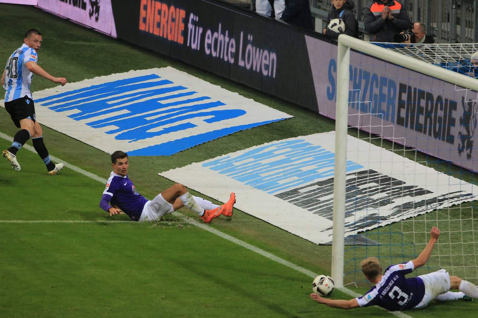 Hertner 1860 München Erzgebirge Aue 2. Bundesliga Sebastian Hertner klärt für Erzgebirge Aue.