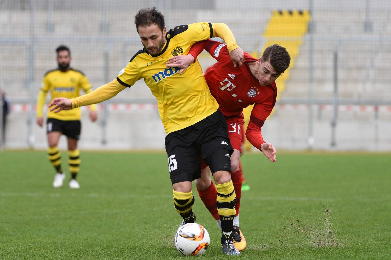Makarenko Bayreuth Scholl Regionalliga Bayern Anton Makarenko im Zweikampf mit Bayerns Lucas Scholl.