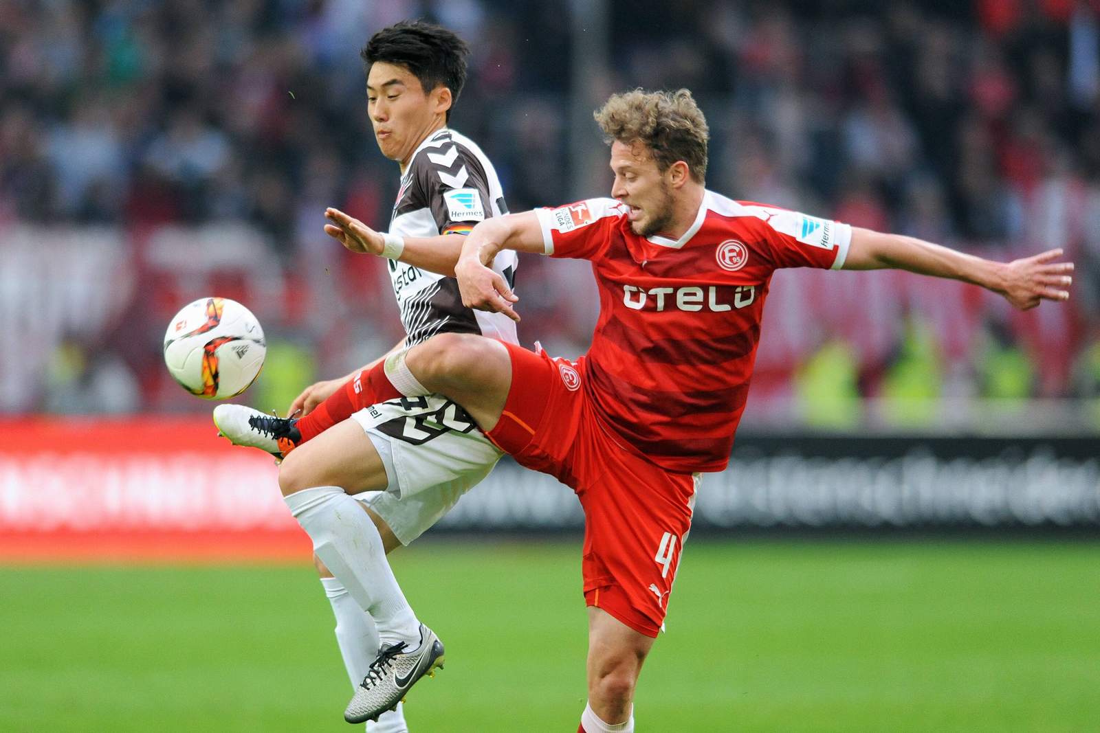 Julian Schauerte trat im Spiel gegen St. Pauli gegen Lasse Sobiech nach. 