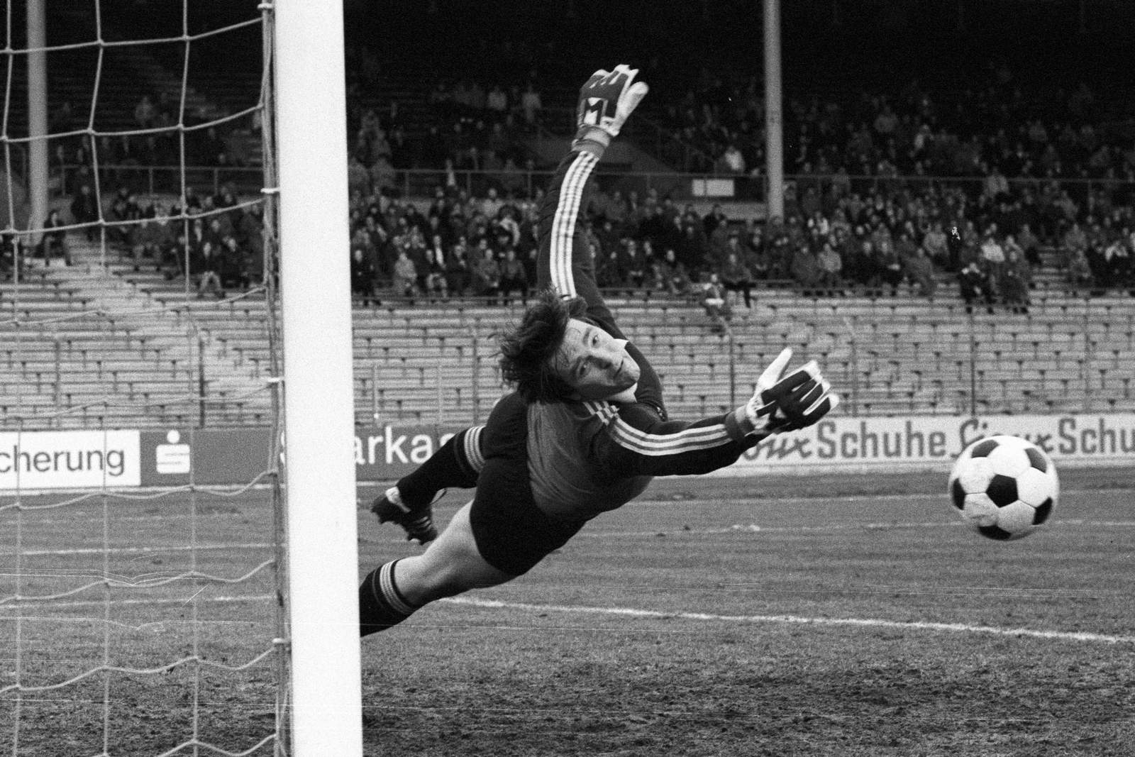 Mahr SpVgg. Bayreuth 2. Bundesliga Wolfgang Mahr fliegt einem Ball hinterher.