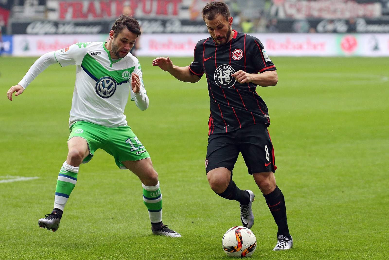 Christian Träsch von Wolfsburg im Duell mit Szabolcs Huszti von Eintracht Frankfurt