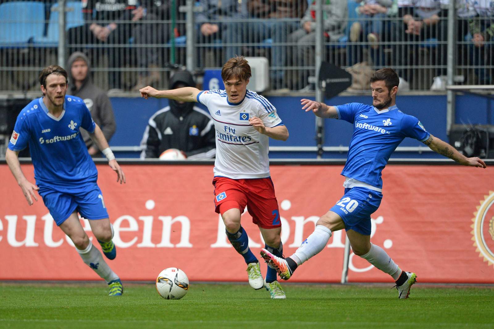 Niemeyer Heller Sakai Darmstadt HSV Bundesliga Gotoku Sakai, umringt von Peter Niemeyer und Marcel Heller. Jetzt auf Darmstadt gegen HSV wetten!