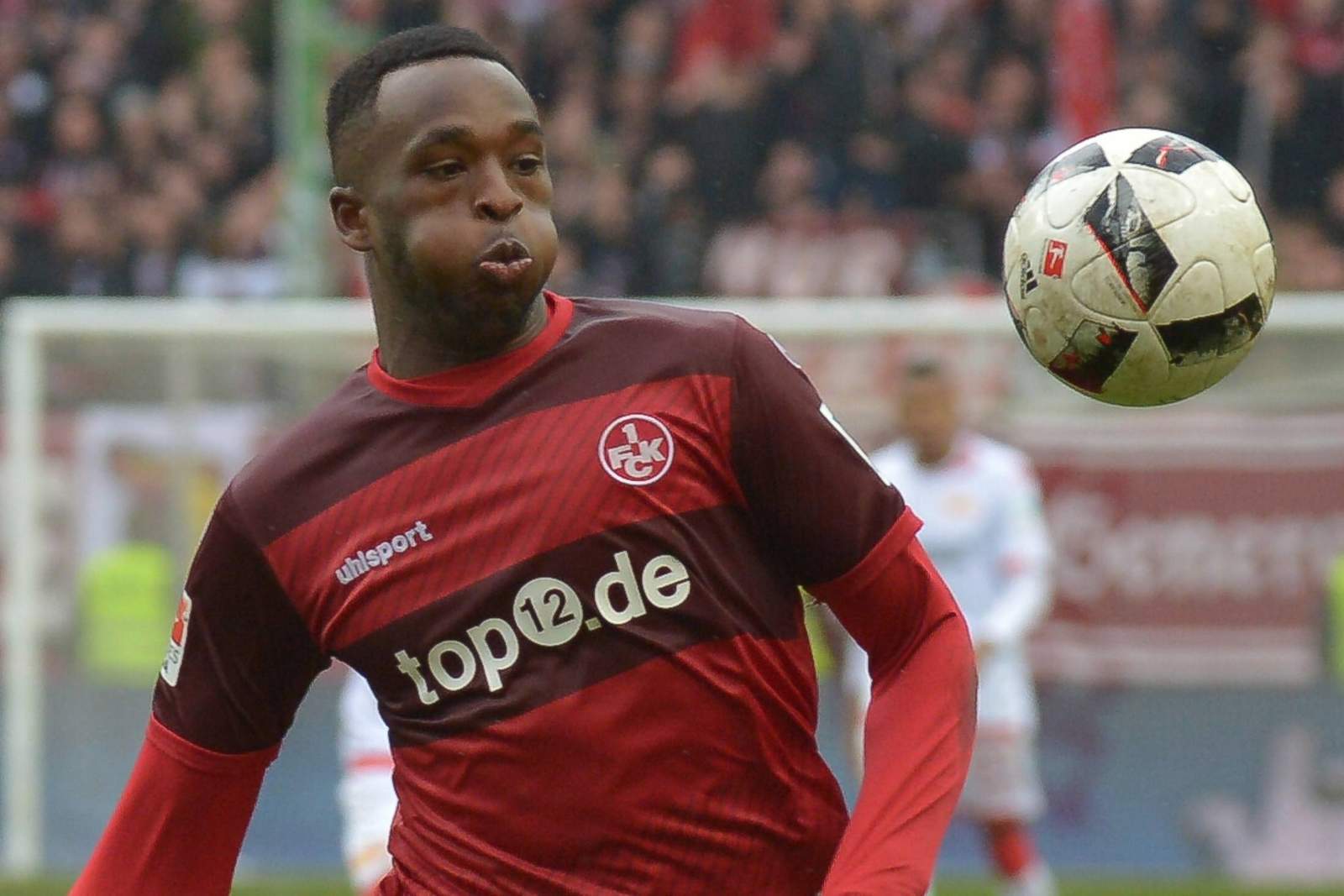 Osayamen Osawe am Ball. Jetzt auf Kaiserslautern gegen Würzburg wetten!