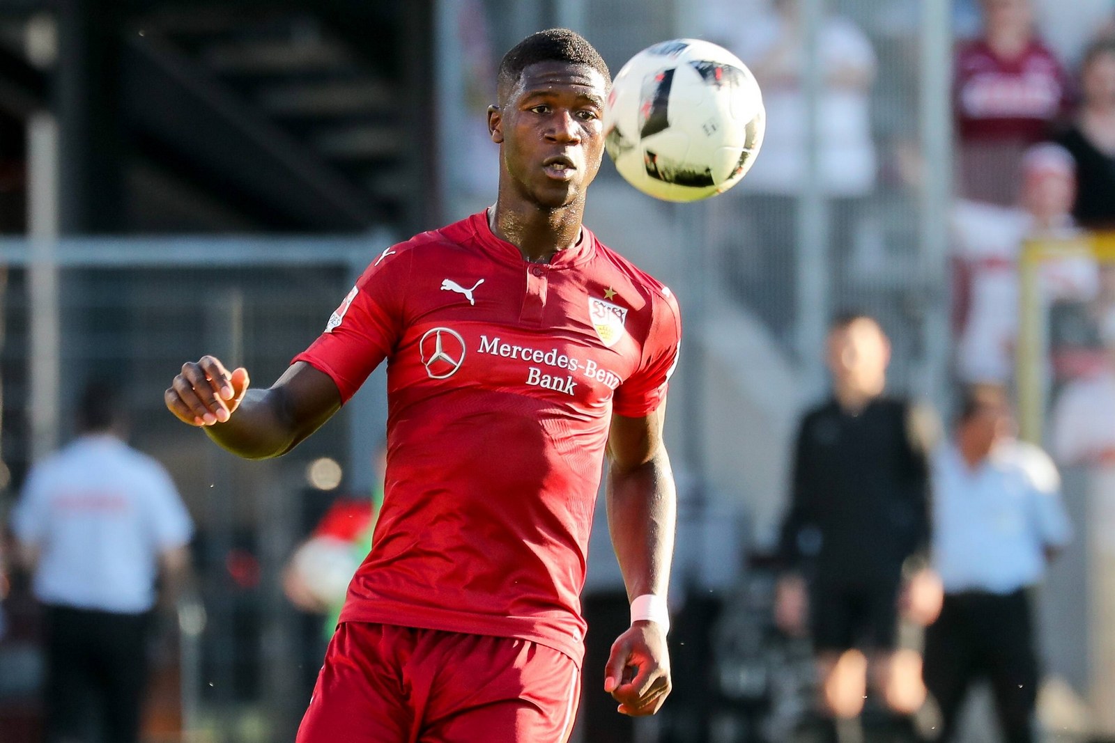 Sama Stuttgart Fürth 2. Bundesliga Stephen Sama, hier noch für den VfB Stuttgart am Ball.
